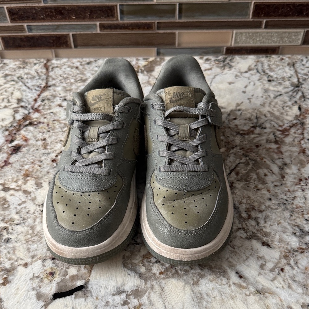 Boys Nike Air Force Easy On Size 1.5  Olive Green Sneakers